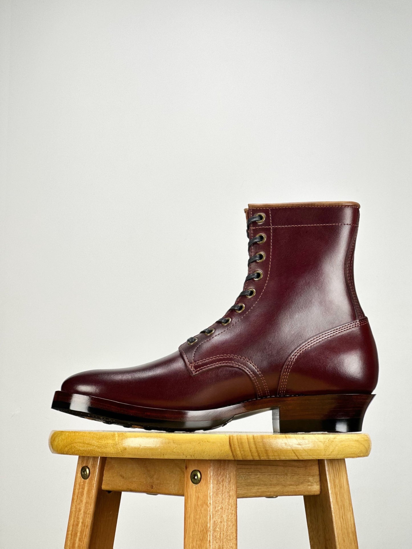 Woodcutting boots - Oiled and waxy cowhide with hand painting in Burgundy