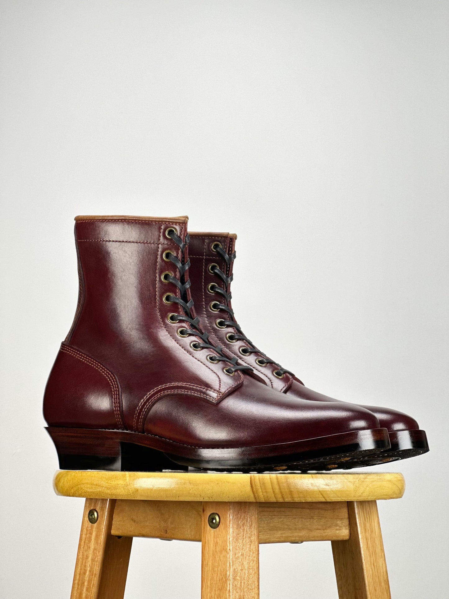 Woodcutting boots - Oiled and waxy cowhide with hand painting in Burgundy